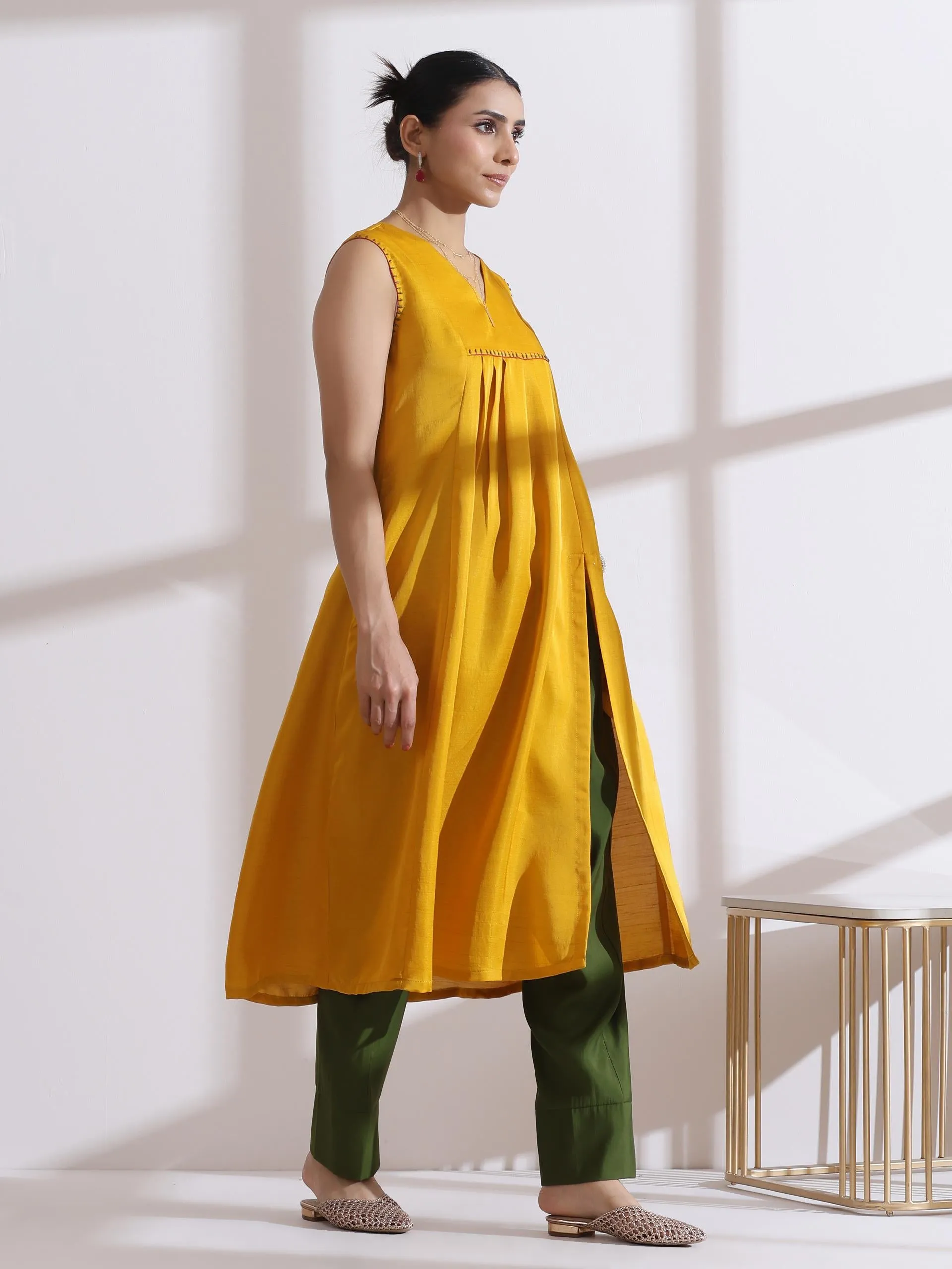 2 Pc Set - Prf'T Lux Sleeveless Kurta With Beads And Green Airskin Pants