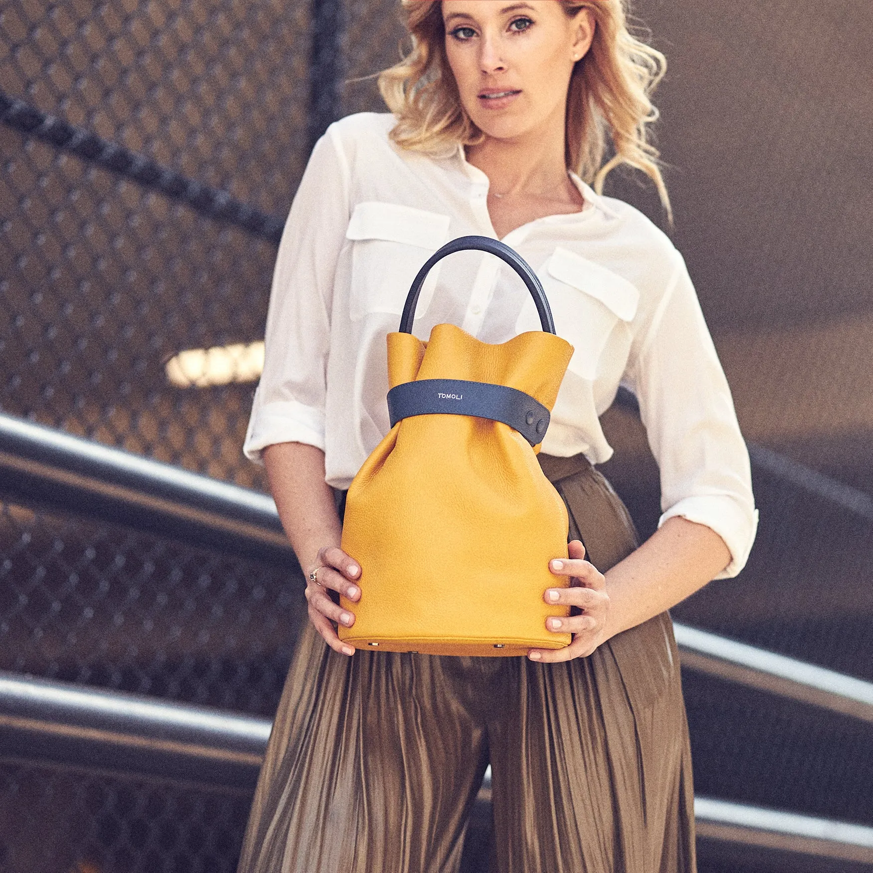la bourse belted leather bucket bag - shady maize