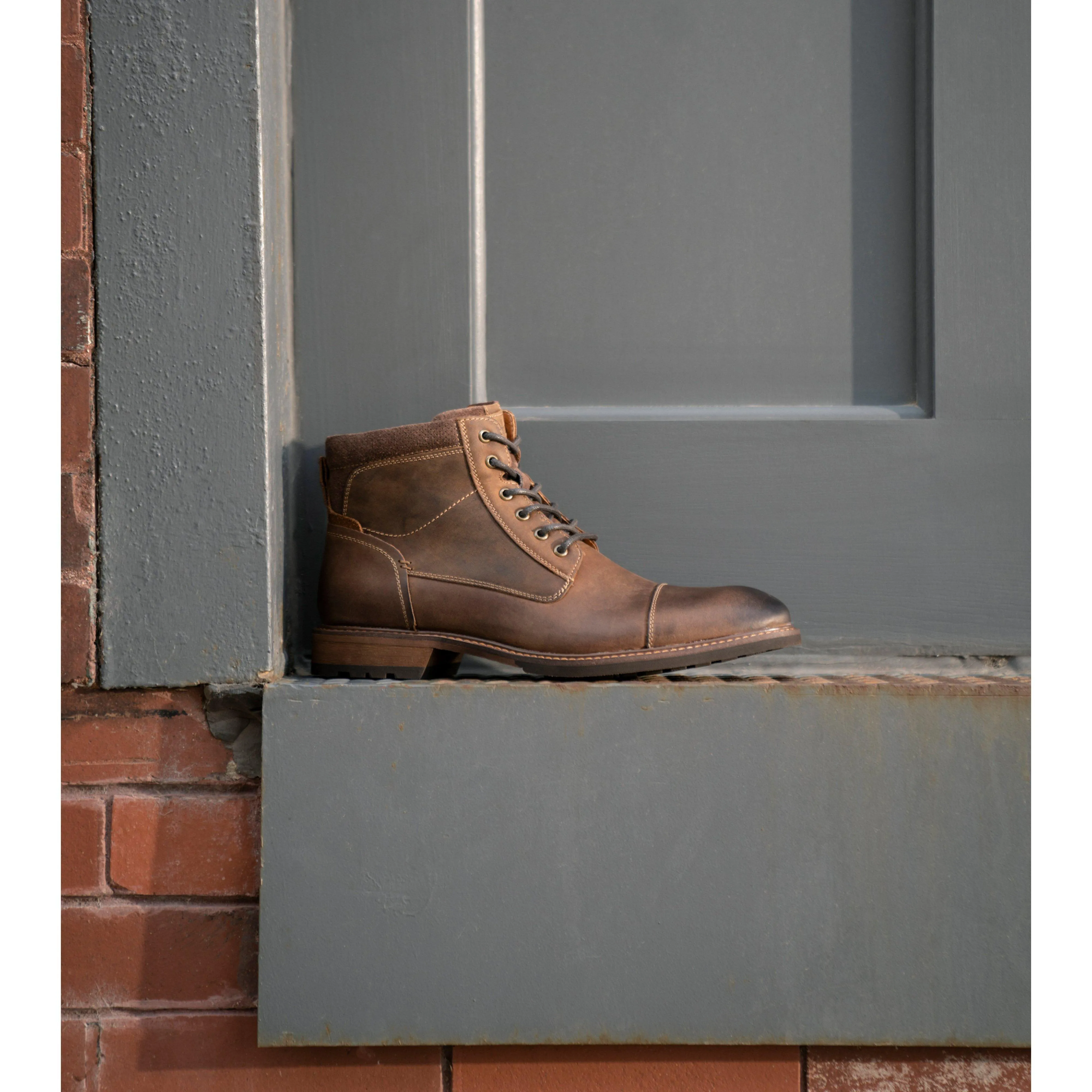 LODGE CAP TOE LACE UP BOOT